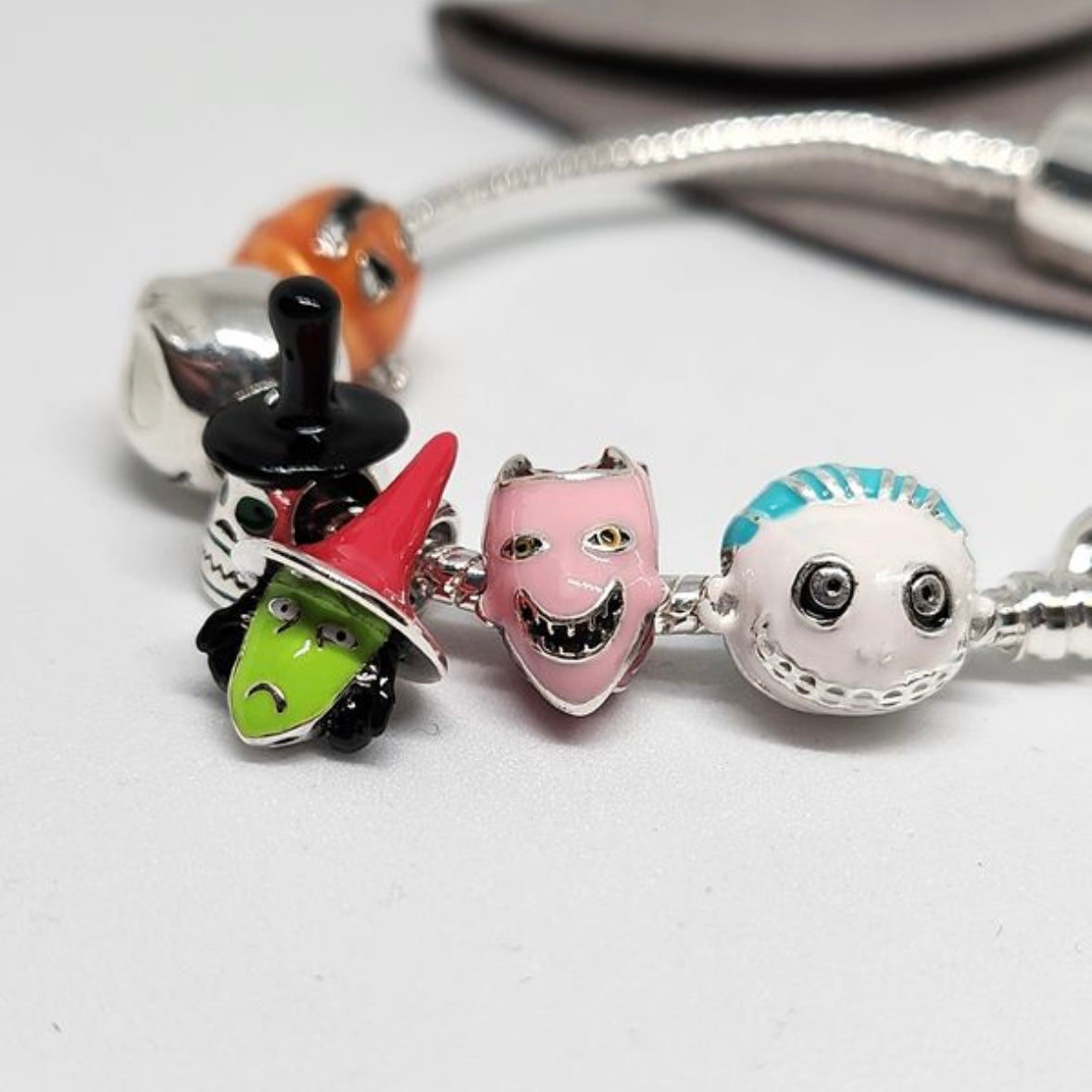 Bracelet multiples personnages